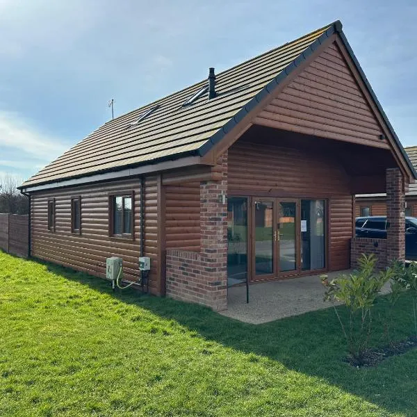 32 Cherry-Lodge-Tranquil-Hot Tub-Fishing Lake-7m to beach, Hotel in Garton