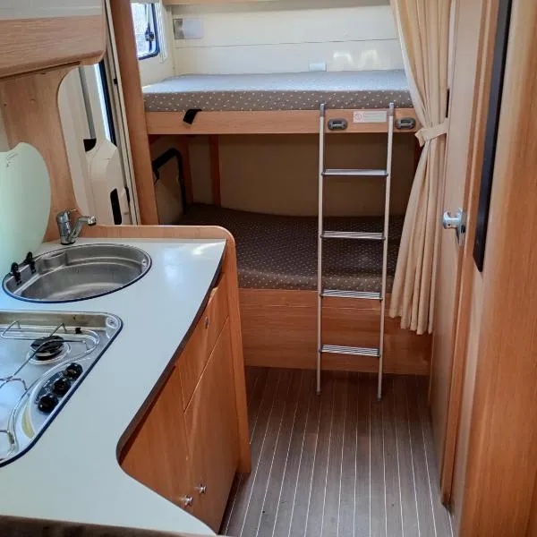 Camping car au bord de l eau, hotel v destinaci Pujo-le-Plan