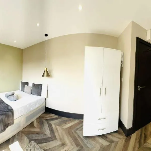 Luxury studios next to attractions, hotel in Streatham Vale