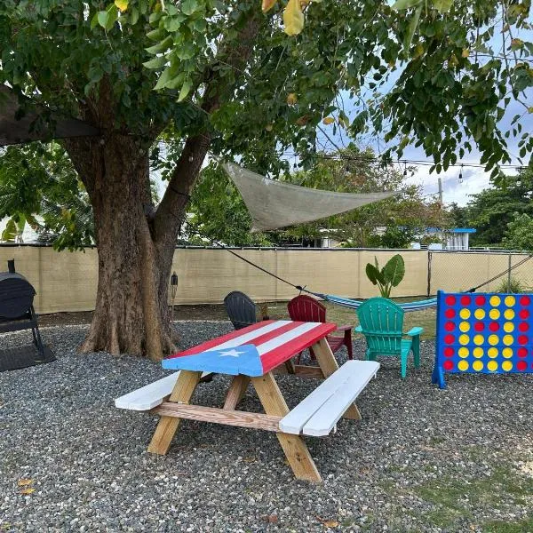 Casa Lula Beach Retreat - Fenced backyard，阿雷西博的飯店