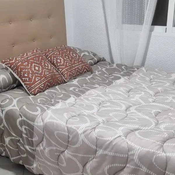 Habitación 2 a 100 m de la Playa de Poniente, готель у Бенідормі