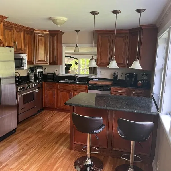 Lovely home near Stowe, shopping and trails, hotel v destinaci Morristown