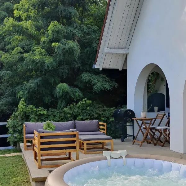 Luxury Vineyard Retreat with Private Jacuzzi – hotel w mieście Szigetvár