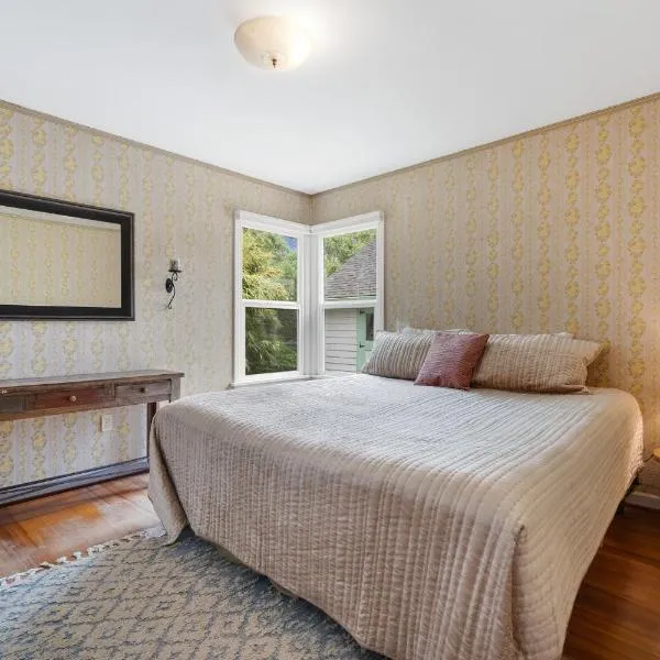 Breaker Ave Beach Cottage Pet Friendly，洛克威海灘的飯店