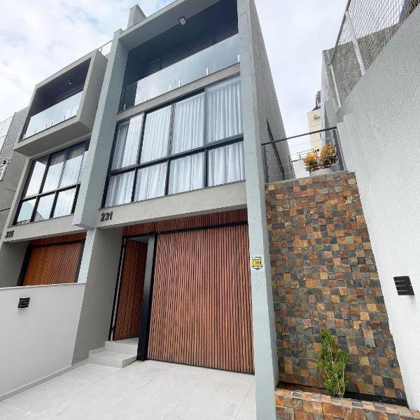 Casa com piscina proximo a Beira mar