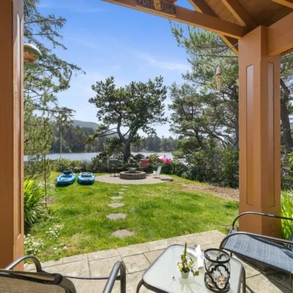 Lakefront Retreat Hot Tub & Semi-Private Dock, hotel v destinaci Rockaway Beach