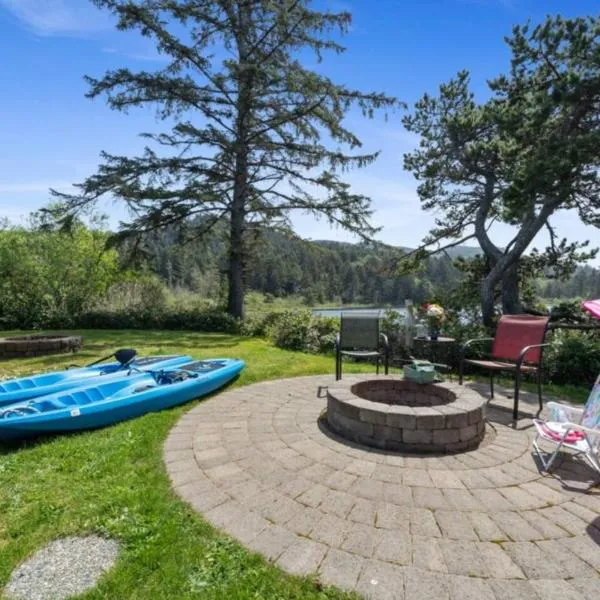Lakefront Retreat Hot Tub & Semi-Private Dock, hotel em Rockaway Beach
