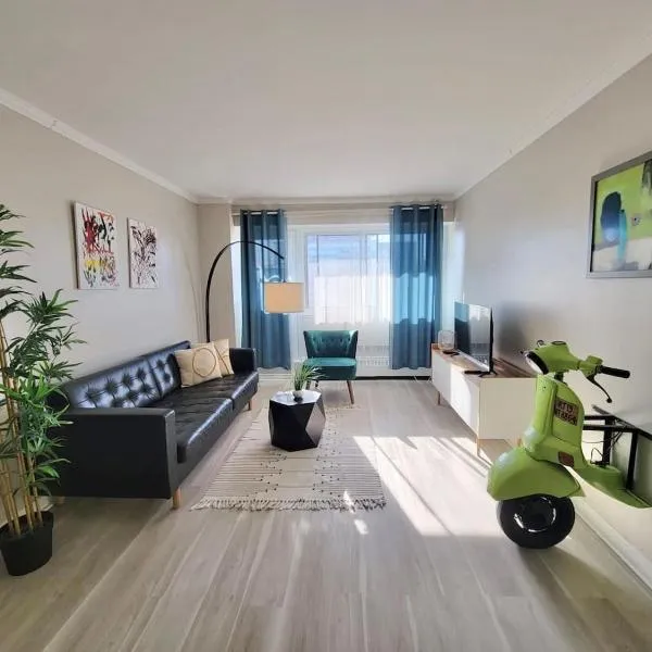 Great unit in downtown with balcony and view, hotel in Montréal