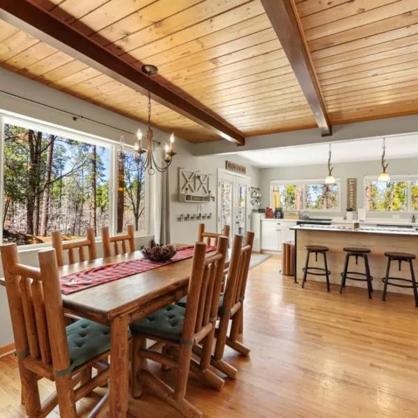 Pine Cone Lodge Fire Pit BBQ Ping Pong, Hotel in Prescott