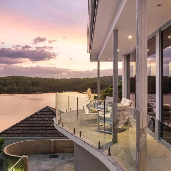 Deluxe Waterfront Queen Room in Caringbah South - Gorgeous Views All Around - Shared Bathroom, hotel in Lilli Pilli