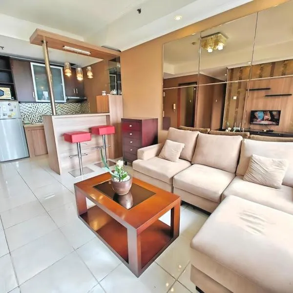 Strategic 3BR Sudirman Park Apt with Wi-Fi, Pool,Gym by 2ndHome, hotel in Jakarta