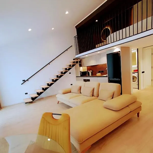 Tirana Sunset Retreat Stylish Loft by the Lake Park, hotel in Sauk
