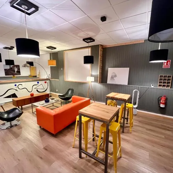 The Orange Teddy Bear Hostal La Peña, hotel v destinaci Mieres