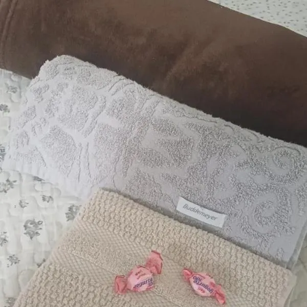 Suíte privativa em casa de família - ENTRADA INDEPENDENTE - a tranquilidade - conforto e privacidade que vc procura - super limpinha com cozinha em BARÃO GERALDO- perto de tudo e sossego total, khách sạn ở Campinas