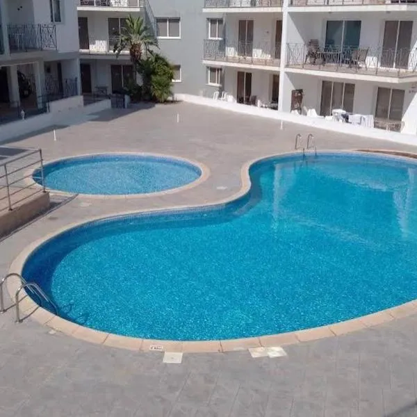 Beautiful 2 Bed Ground Floor Apartment With Pool，位于帕拉利米尼的酒店