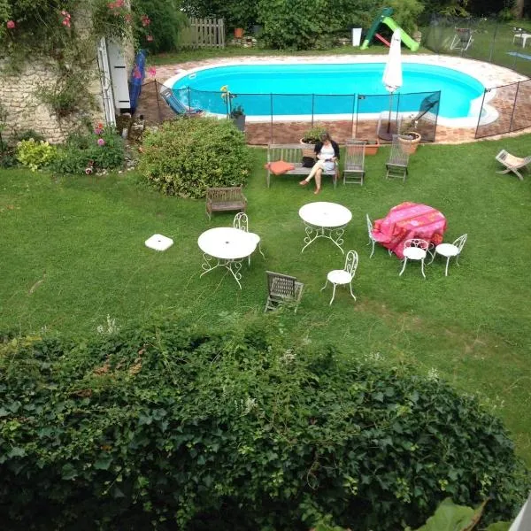 House, pool, large garden in Orville, hotel din Orville