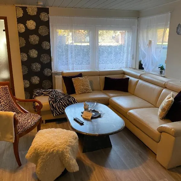 Große Helle Wohnung am Wald in Bad Saarow Nahe Grünheide und Berlin Souterrain, hotel in Bad Saarow