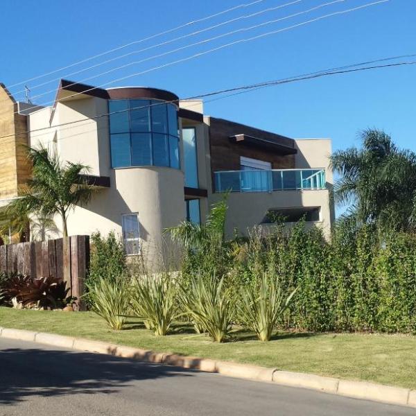 Casa residencial exclusiva em condomínio