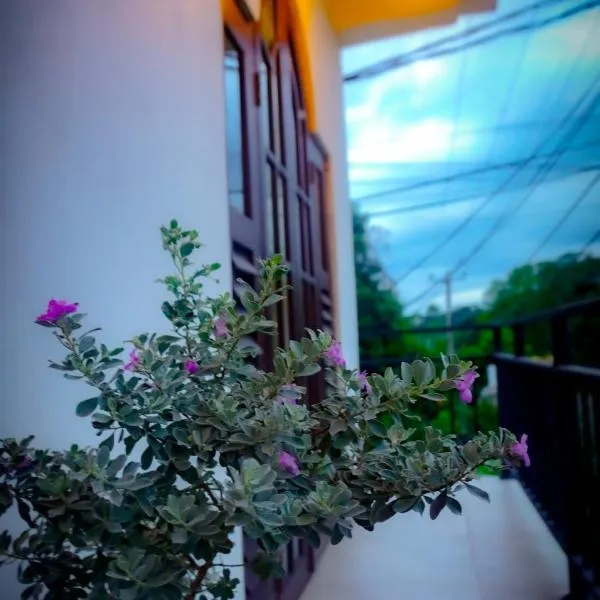 Spacious Entire 2-Bedroom Apartment with Kitchen & Terrace in Dambulla, hotel a Dambulla