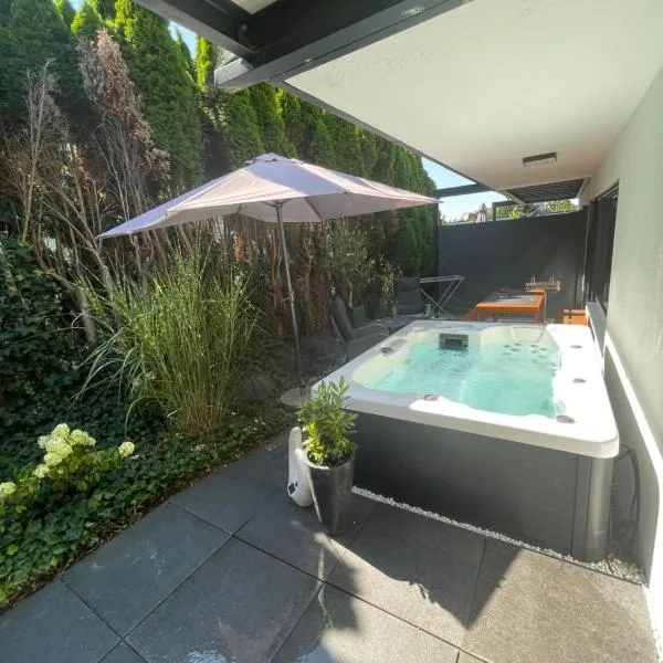 ROSMARIN - Kuschelige Fewo - Romantik & Entspannung im Whirlpool auf privater Terrasse, Ruhe & Hund willkommen - by FerienWohnenAmSee -, hotel v destinaci Überlingen