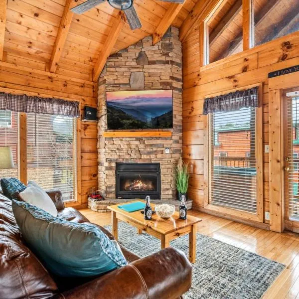 Starry Mountain View- Hot Tub - Pool Table - Prime Location，鴿子谷的飯店