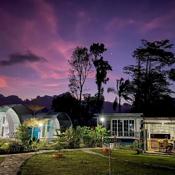 Rainbow Glamping, hotel v destinaci Padangan
