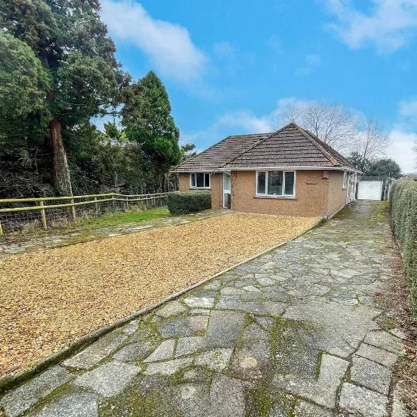 The Lockett Wonderful Large Bungalow Plympton, Plymouth Free Parking By StayStaycations, hotel en Plymouth