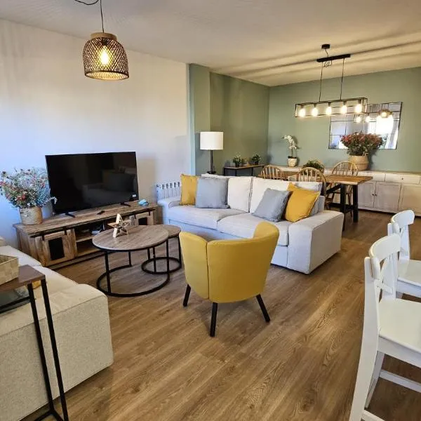 Casa Arenal COMILLAS, grande, céntrico y tranquilo, con jardín y piscina, ideal para familias, hotel a Comillas