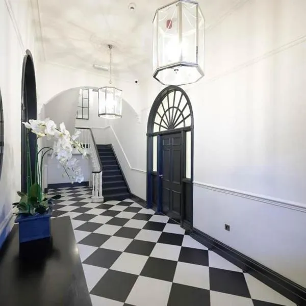 Full Apartment with secure parking great views, hotel in Preston