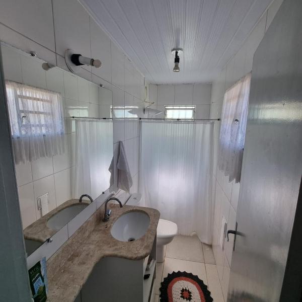 Quarto confortável com banheiro privativo em aconchegante residência - Foto 3