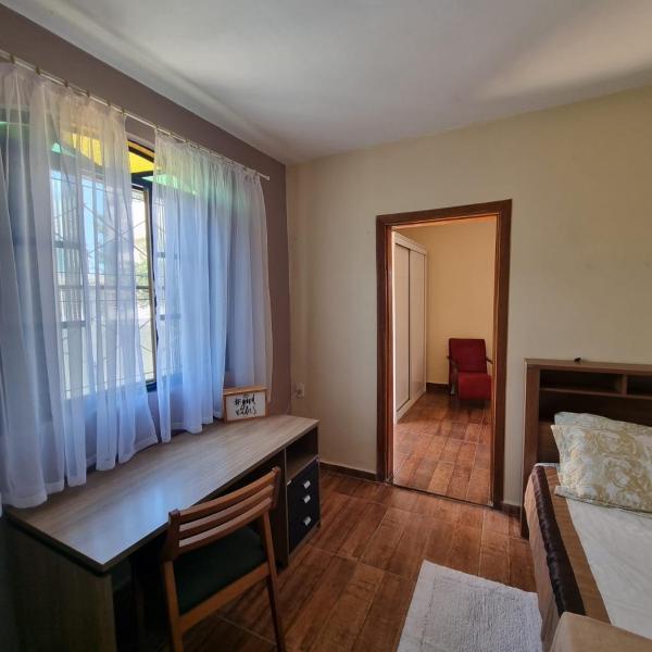 Quarto confortável com banheiro privativo em aconchegante residência - Foto 2