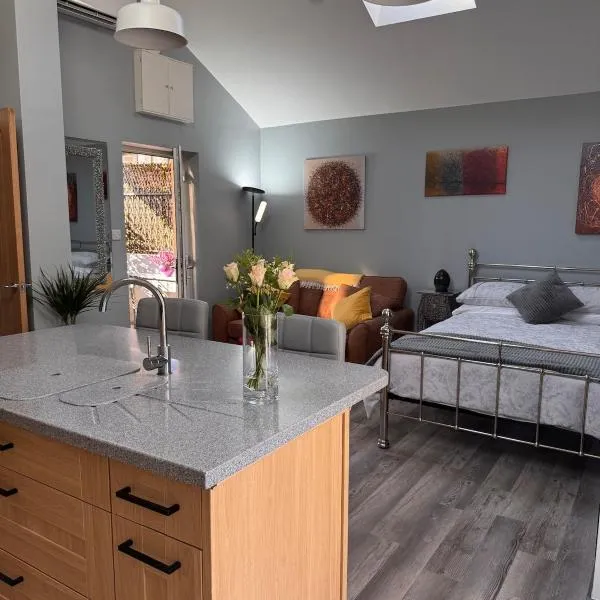 Wend Gardens Studio Carleton Skipton Pet Friendly, hotel in Skipton