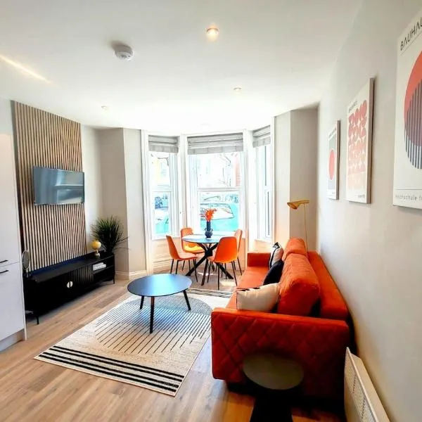 Stunning Modern Apartment Sleeps 4 - 6 Min walk from Golden Beaches-Free Parking, hotel in Bournemouth