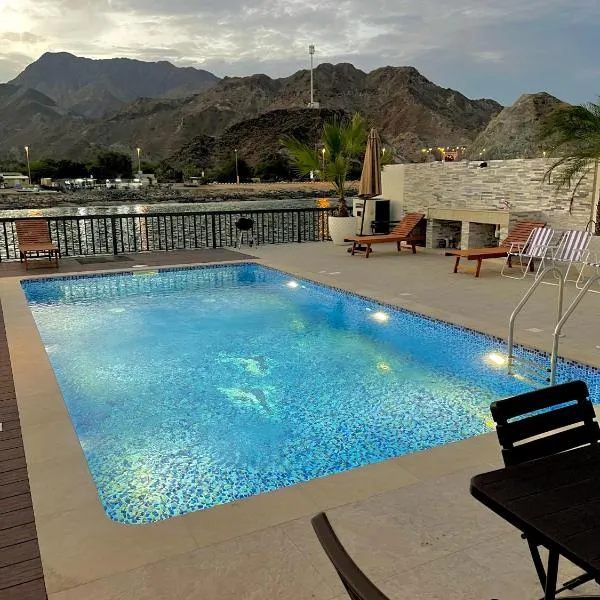 Al Dana Palma Villa - Luxury 4-bedroom villa with Heated Pool & Mountain Sea View, hotel v destinaci Fudžajra