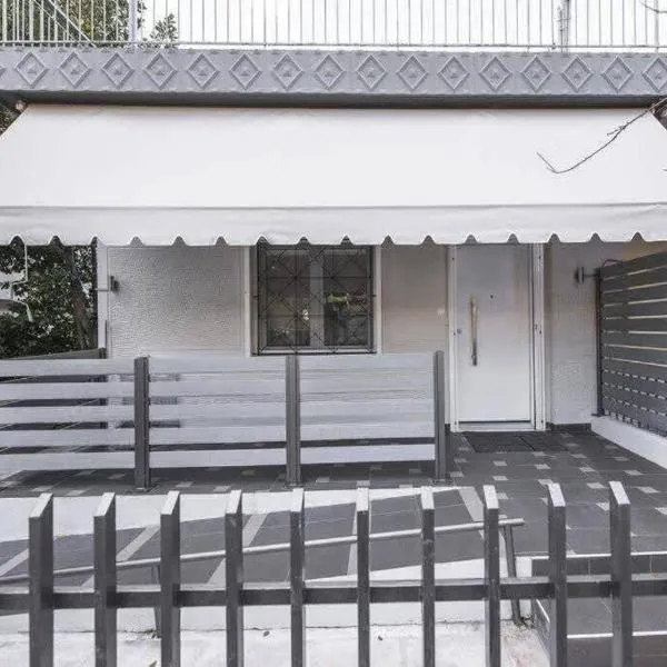 Modern fully-equipped house, 5 min walk from metro, khách sạn ở Athens