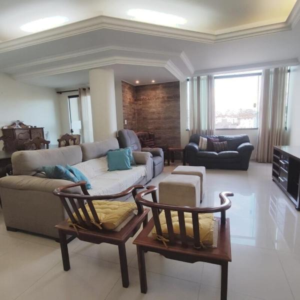 Apartamento amplo com três quartos ao lado da Avenida da Moda