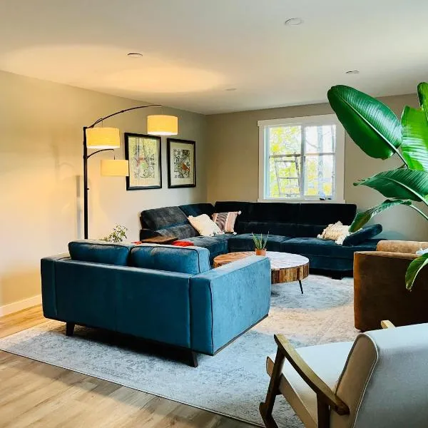 Modern Midtown Base Camp with 3 Luxe King Beds, hôtel à Anchorage