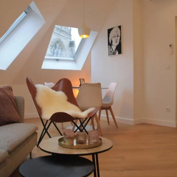 Charming Apartment with Cathedral View! On the 4th floor, hotel em Antuérpia