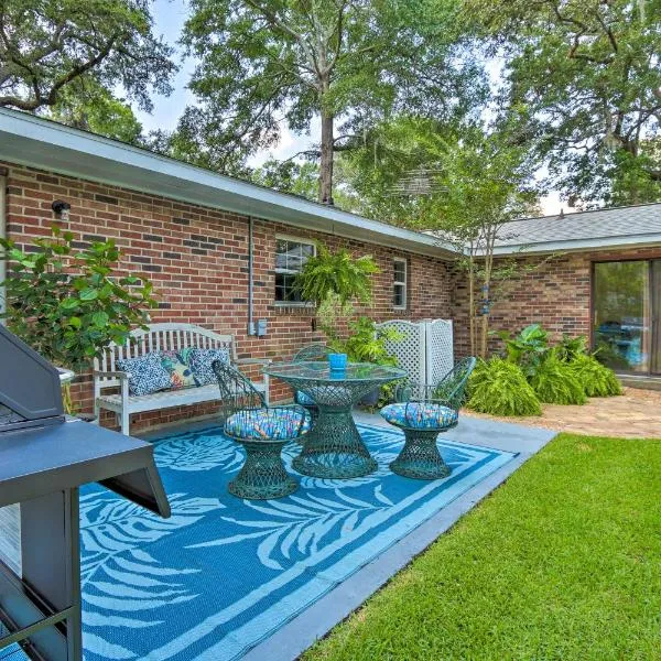 Downtown Home with Yard and BBQ - 6 Mi to Downtown!, khách sạn ở Beaufort