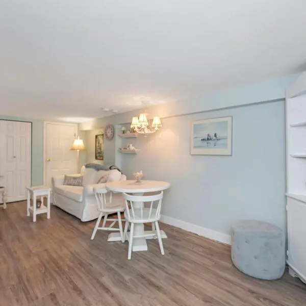 Quaint 1 bedroom lower suite in Victoria, BC, hotel in Victoria