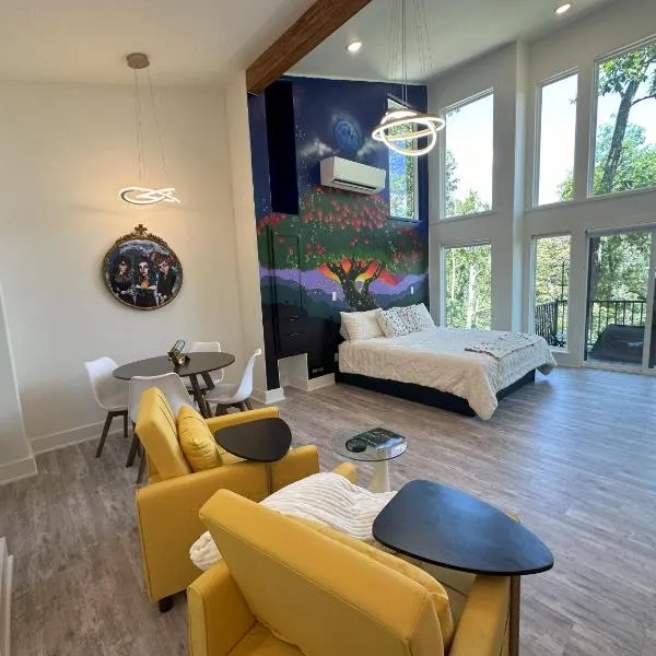 Firefly2 - luxury lakeside treehouse with hot tub, hotel in Eureka Springs