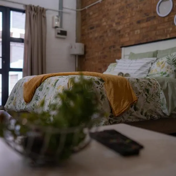 ITS STILL COZY, And YOUR GONNA LIKE IT!! MABONENG, hotel v destinaci Johannesburg