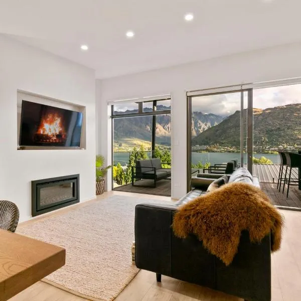 Stunning & modern home with fantastic lake views, hotel em Queenstown