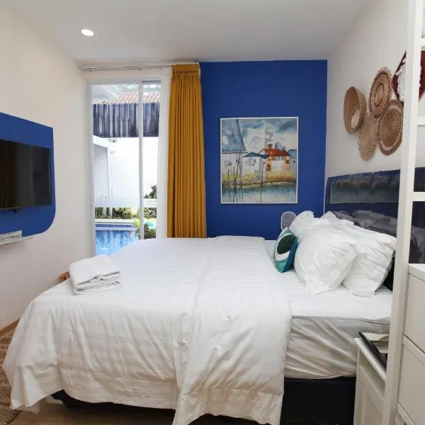 Casa Indigo - KBP with swimming pool, large kitchen and dining area, near Whoosh Station, hotel di Padalarang