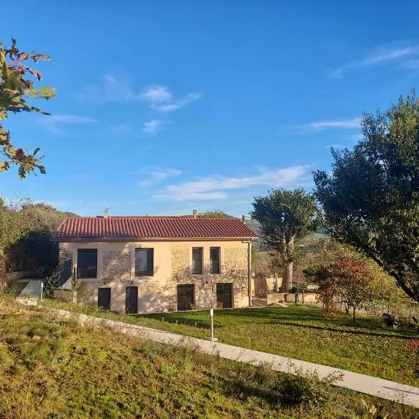 La truffière des Collines - Côté Tilleul, hotel v destinaci Génissieux