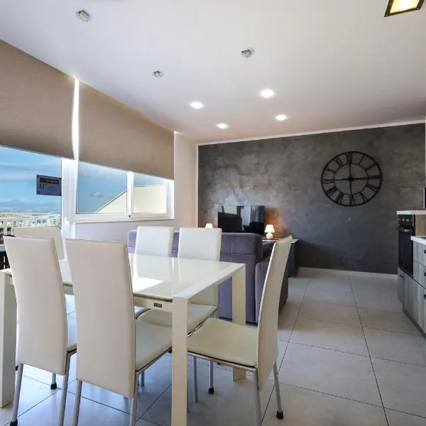 Spacious & Quietly Located 2BD Penthouse with Large Terrace & Distant Sea Views, khách sạn ở St Paul's Bay