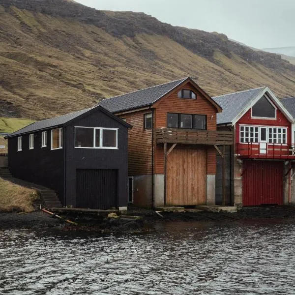 Neystastova - Boathouse Stay with Fjord Views, hotel in Hvalvík