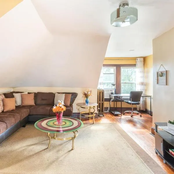 Quaint 3rd Floor Loft, hotel en Highland Park