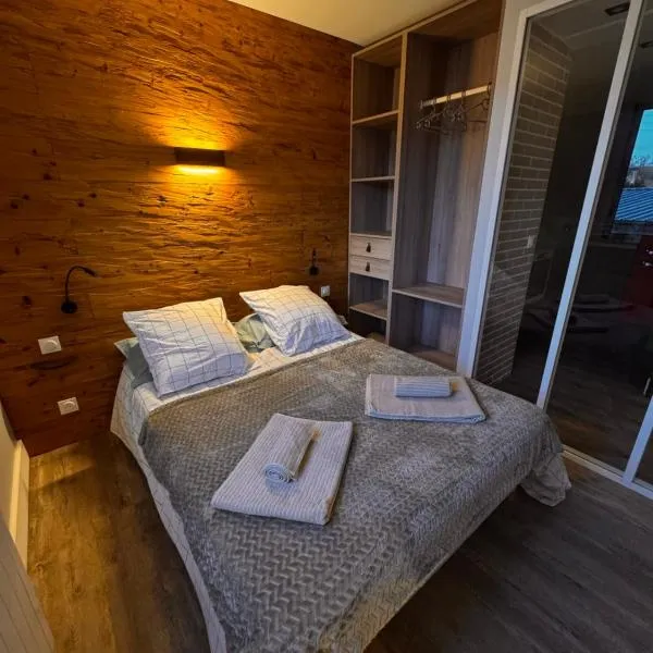 Aux 2 Lièvres, hotel v destinaci Riom-ès-Montagnes