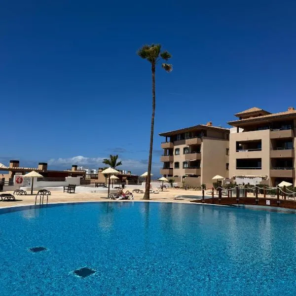 Family-Friendly Oasis in Playa Paraiso with Panoramic Terrace & Private Parking in Tenerife, hotel v destinaci Playa Paraiso